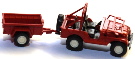 Jeep Renegade mit Anhänger rot