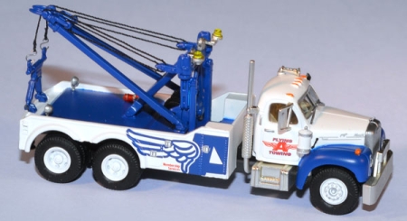 Mack B Tow Truck Flying A Towing weiß