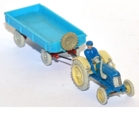 Traktor Famulus RS 32 mit Fahrer und Anhänger blau