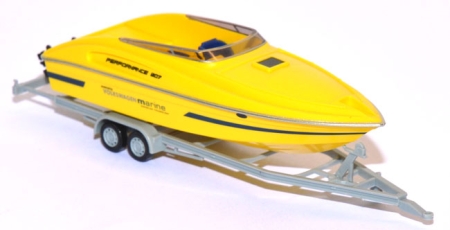 Sportboot auf Anhänger gelb