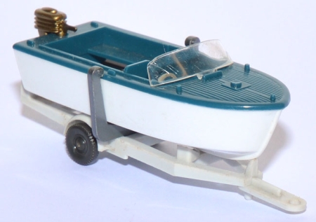 Motorboot auf Anhänger ozeanblau