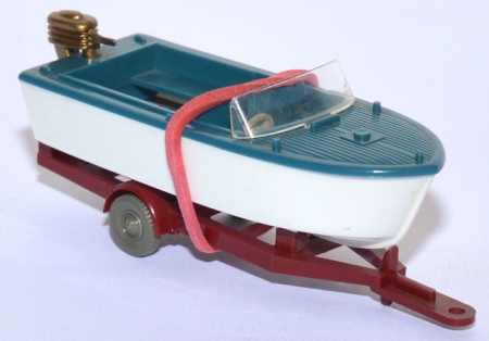 Motorboot auf Anhänger azurblau