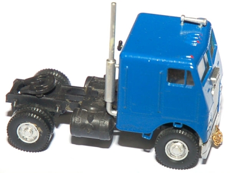 White Freightliner Highway Tractor blau