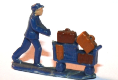 Bahnbediensteter mit Gepäckwagen blau
