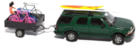 Chevrolet Blazer mit PKW-Anhänger und Ladung grün