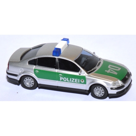 VW Passat Polizei Baden-Württemberg grün