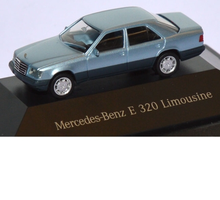 Mercedes-Benz E 320 Limousine hellblau