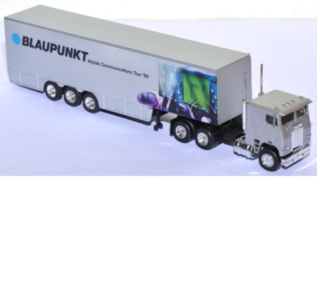 Freightliner COE Koffersattelzug Blaupunkt silber