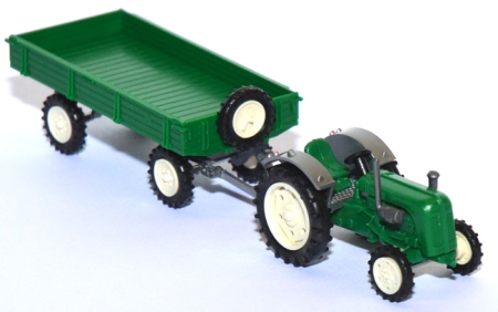 Traktor Famulus mit T4 Anhänger grün