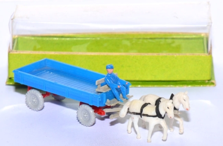 Pferdegespann mit landwirtschaftlichen Anhänger verkehrsblau