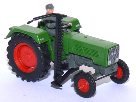 Fendt Farmer 2 S Schlepper mit Mähwerk und Fahrer grün