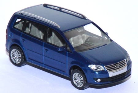 VW Touran mit Plakettengrill biscayablue