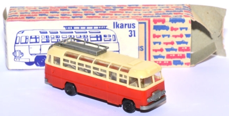 Ikarus 31 Reisebus feuerrot