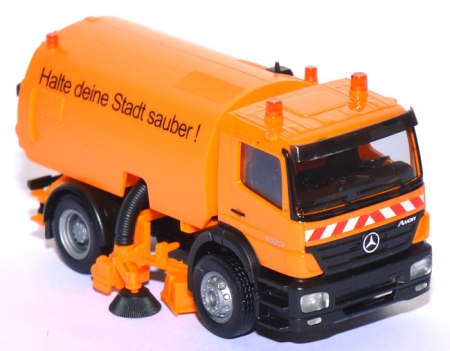 Mercedes-​Benz Axor Kehrfahrzeug orange