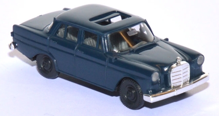 Mercedes-​Benz 190 (W110) mit Schiebedach offen stahlblau