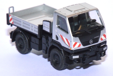 Mercedes-​Benz Unimog U 20 Pritsche weißaluminium