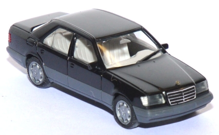 Mercedes-​Benz E 320 schwarz