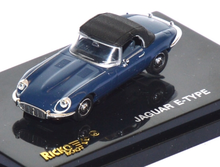 Jaguar E-Type mit Verdeck dunkelblau