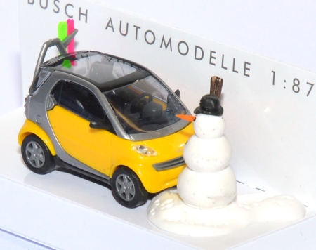 Smart City Coupé mit Ski und Schneemann gelb 48918