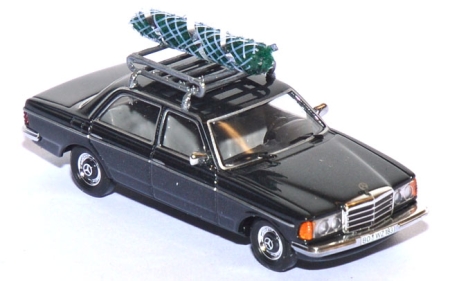 Mercedes-Benz W123 mit Tannenbaum