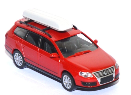 VW Passat Variant mit Dachgepäckbox rot