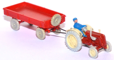 Traktor Famulus RS 32 mit Fahrer und landwirtschaftlichen Anhänger rot