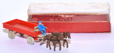 Pferdegespann mit landwirtschaftlichen Anhänger rot