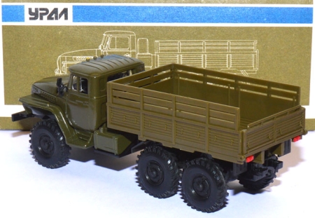 Ural 4320 6x6 Pritschen-LKW Militär