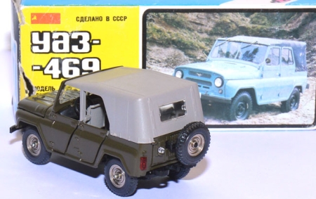 UAZ 469 4x4 Geländewagen Militär grün