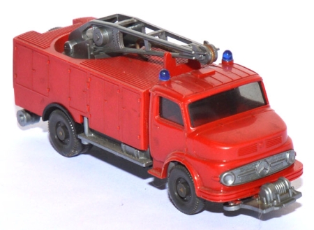 Mercedes-​​​Benz L 1413 Rüstwagen mit Kran Feuerwehr rot