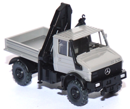 Mercedes-​Benz Unimog U 1850 mit Ladekran silbergrau