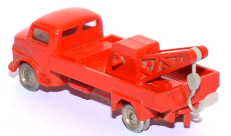Mercedes-​Benz Abschleppwagen rot