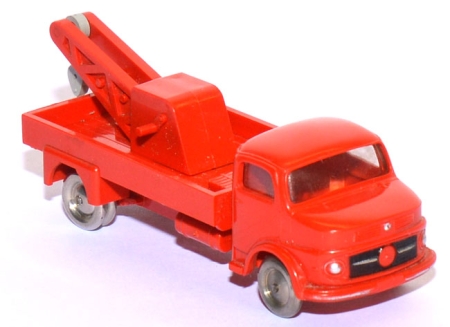 Mercedes-​Benz Abschleppwagen rot