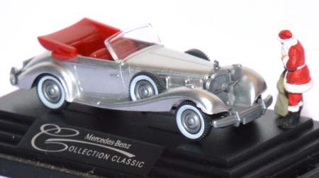 Mercedes-​Benz 540 K Cabriolet mit Weihnachtsmann silbermetallic