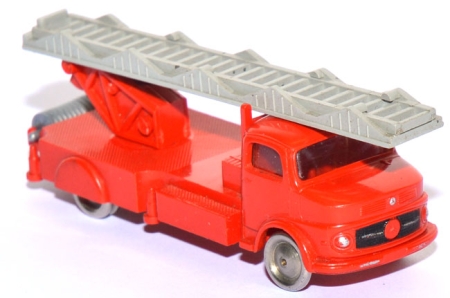 Mercedes-​Benz Feuerwehrauto mit Leiter / Firetruck with Ladder