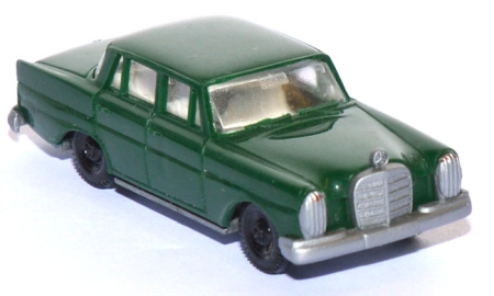 Mercedes-​Benz 220 grün