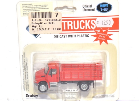 International 4200 Flachpritschen-​LKW mit Gitteraufbau