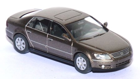 VW Phaeton aubergine
