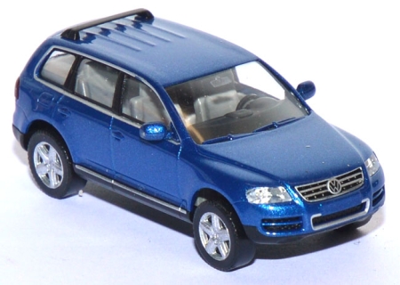 VW Touareg mit Dachspoiler ravennabluemetallic