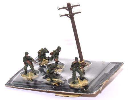 Deutsche Soldaten mit Telegrafenmast WW2 1:72