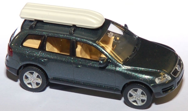 VW Touareg mit Dachgepäckbox offroadgrey