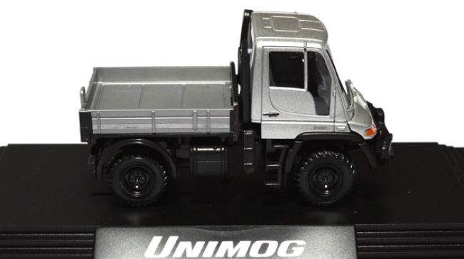 Mercedes-Benz Unimog U 400 silbermetallic