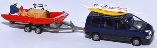 Renault Espace mit Trailer, Schlauchboot und Ladung blau