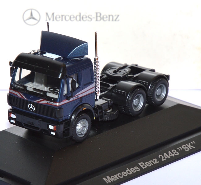 Mercedes-​Benz SK 2448 Solozugmaschine blau