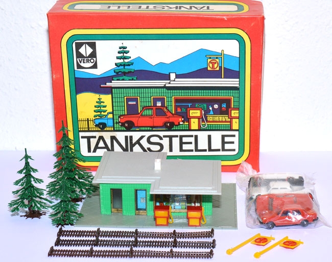 Tankstelle mit 5 Wartburg 353 und Zubehör - Geschenkpackung