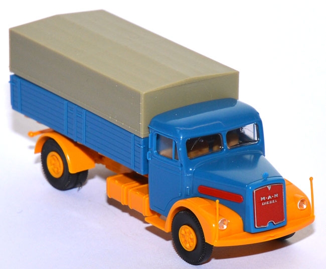 MAN F8 Pritschen-LKW mit Plane blau