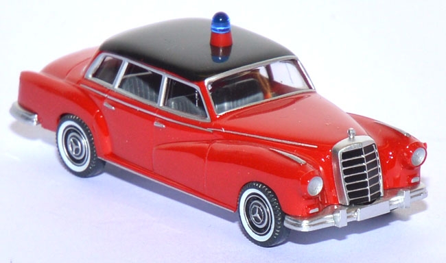 Mercedes-​Benz 300d Feuerwehr rot