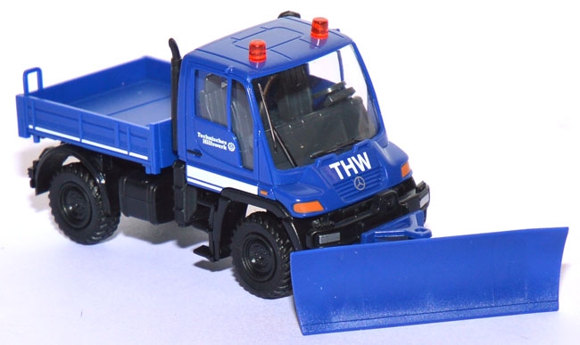 Mercedes-​Benz Unimog U 400 mit Räumschild THW ultramarinblau