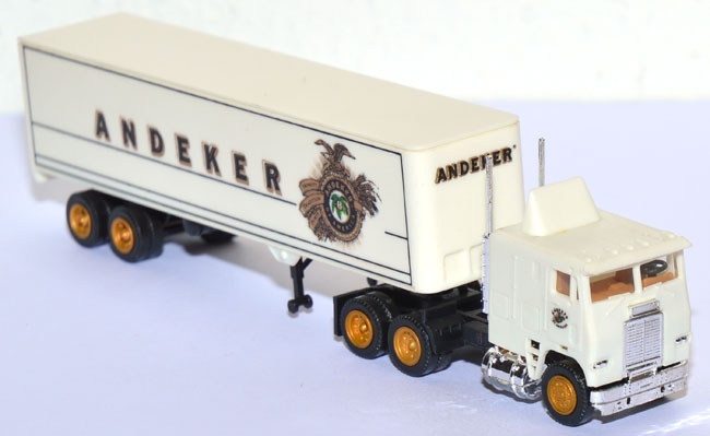 Freightliner 86`Cabover Koffersattelzug Andeker Beer weiß