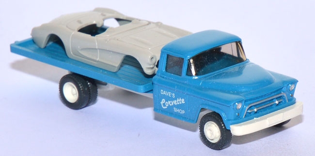 Chevrolet Flachpritschen-​LKW mit Corvette-​Karosserie beladen